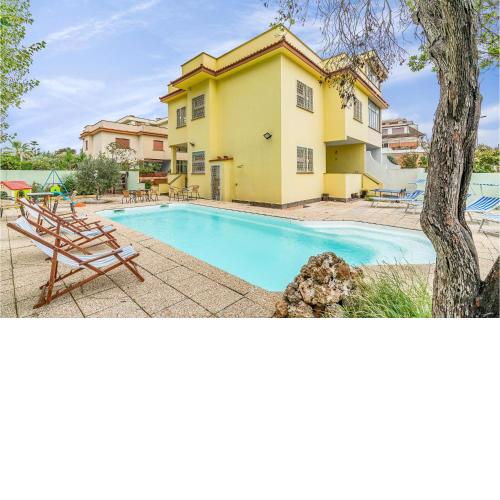 Beautiful home in Torvaianica with 5 Bedrooms and Outdoor swimming pool