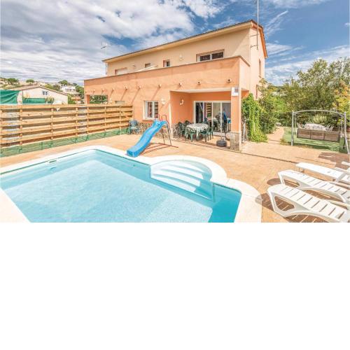 Beautiful home in Vidreres with 3 Bedrooms, WiFi and Outdoor swimming pool