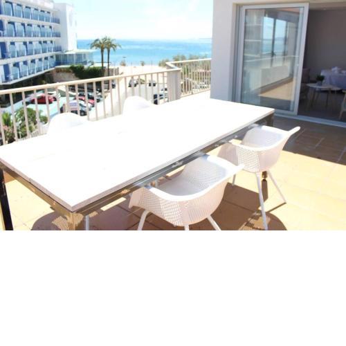 Beautiful loft, huge sunny terrace, view over the beach and sea