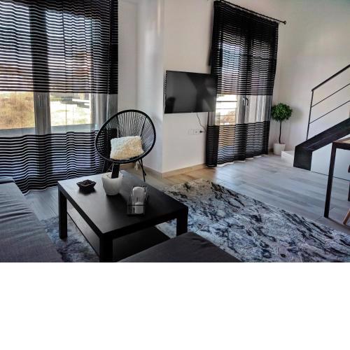 Beautiful Minimalist Loft With A Great Lake View