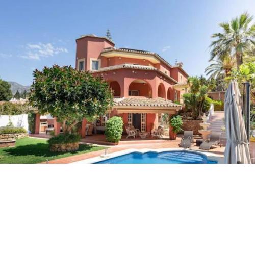 Beautiful modern 4 bedroom villa with heated pool and cinema in Las Lagunas de Mijas