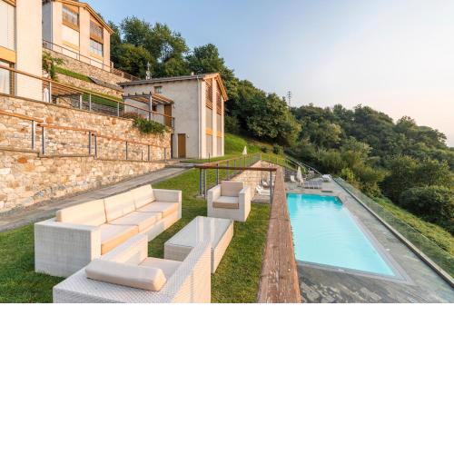 beautiful poolside and stunning lake view Gardenia