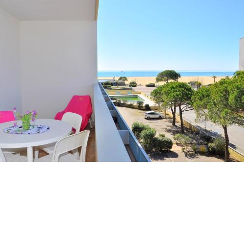Beautiful sea front apartment with terrace and swimming pool