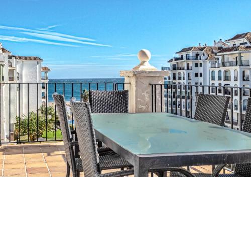 Beautiful seafront apartment at Marina Duquesa