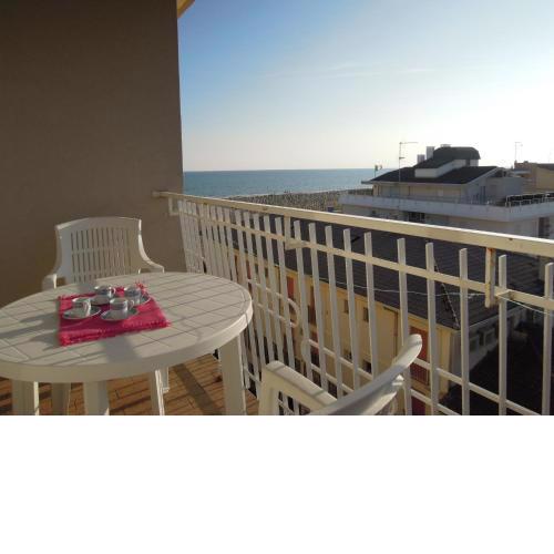 Beautiful Seafront Apartment with terrace in Bibione - By Beahost Rentals