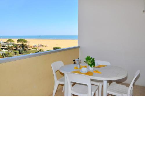 Beautiful seafront flat with swimming pool in Bibione - By Beahost Rentals
