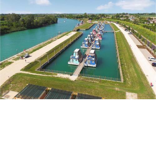 Beautiful ship-boat in Lignano Sabbiadoro with Outdoor swimming pool and 2 Bedrooms