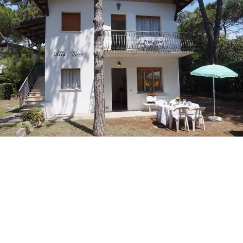 Beautiful three-room apartment on the first floor of a villa with garden