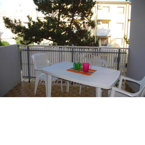 Beautiful Two - Bedroom Apartment with Balcony - By Beahost Rentals
