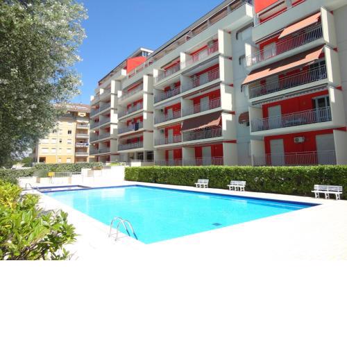 Beautiful Two - Bedroom Apartment with Swimming Pool
