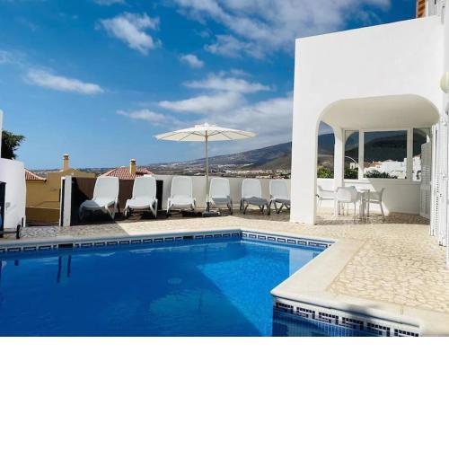 Beautiful Villa 4 bdrm, private heated pool, Torviscas, Costa Adeje