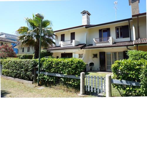 Beautiful Villa For 6 People-pool-tv-ac by Beahost Rentals