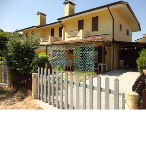 Beautiful Villa For six People-pool-tv-ac by Beahost Rentals
