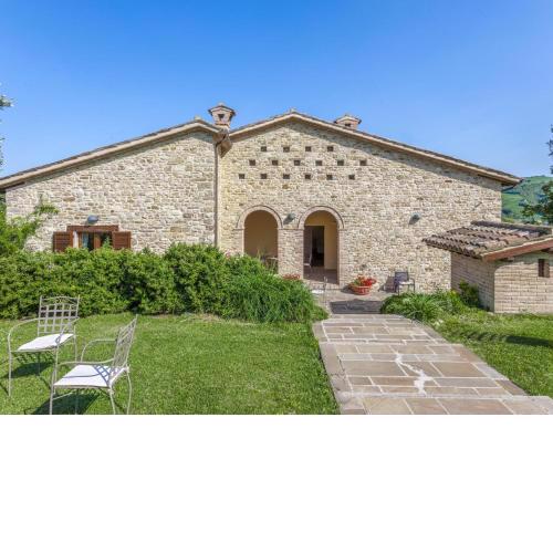 Beautiful Villa in Belforte all Isauro with Swimming Pool