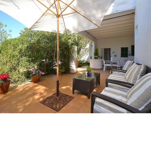 Beautiful villa in Col n near the beach