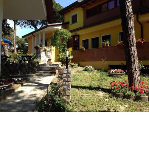 Beautiful villa with large garden near the Beach by Beahost Rentals