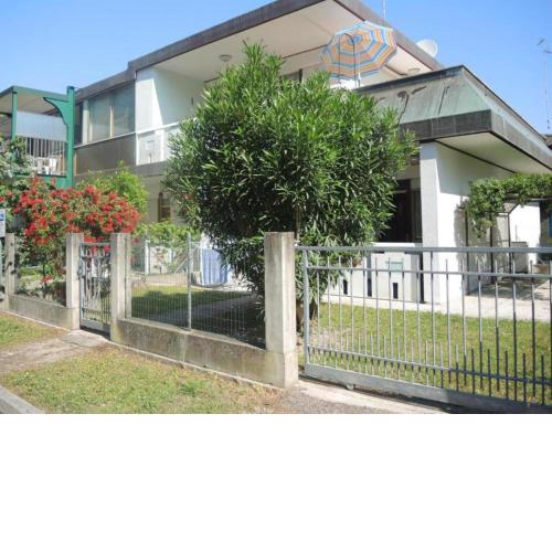 Beautiful villa with private garden 200 metres from the beach