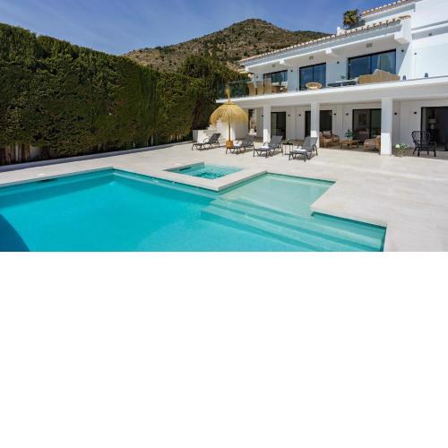 Beautiful villa with private pool and jacuzzi Ref 202