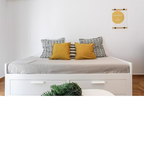 Beautifully decorated spacious aprt for 5 near Acropolis