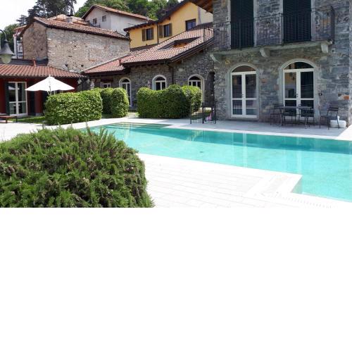 BELLAGIO DREAMS APT, pool, with private garden, near lake
