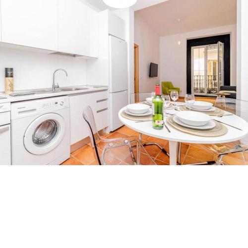 Bello Apartamento en Centro de Madrid, C/Infantas 1-3 by Batuecas