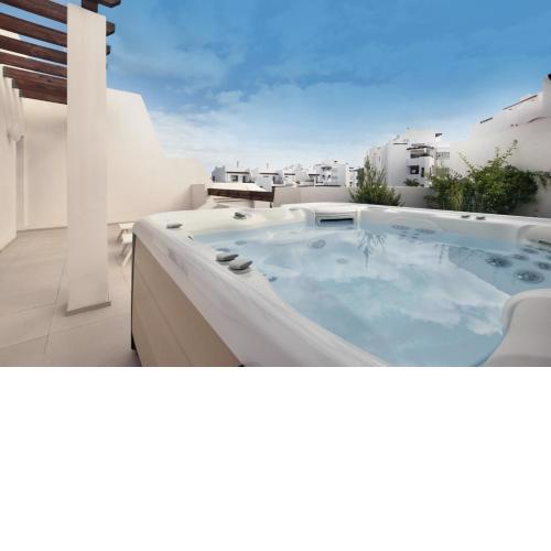 Bentor 3-3 PENTHOUSE POOL VIEW & JACUZZI 2B