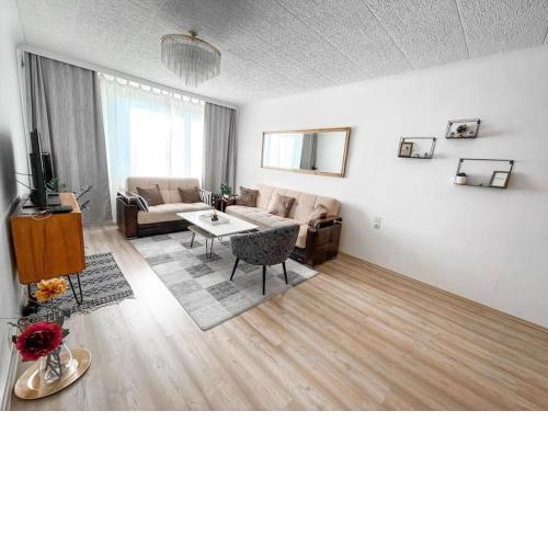 Best Rated Central Apartment Vienna - well heated, WiFi, 24-7 Self Check-In, Board games, Netflix, Prime