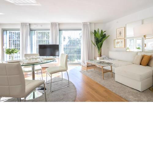 Betis Deluxe Riverside by Valcambre