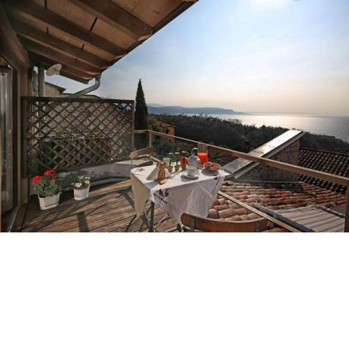 Betta - Newly Renovated Lake-View Terrace Apartment, Peaceful and Silent Surroundings