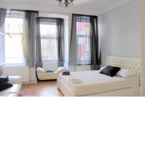 Beyoğlu İstiklal caddesine yakın olmak isteyenler For those who want to be close to istiklal street