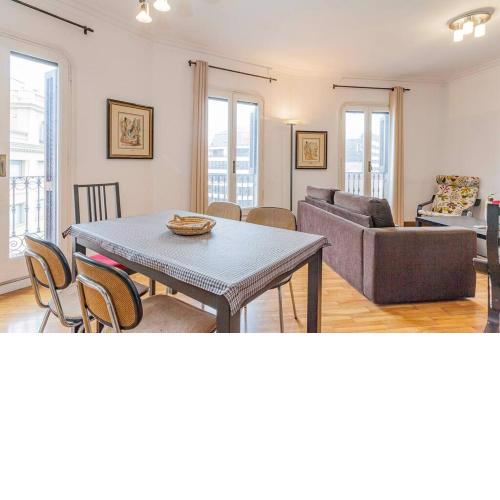 Big apartment for 9 in the heart of Eixample