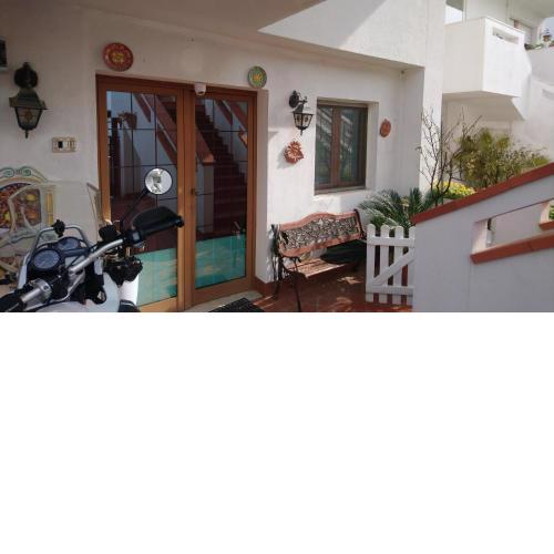 Bilocale 55 mq ,soggiorno cucina open, una camera matrimoniale ,con Giardino privato e corte