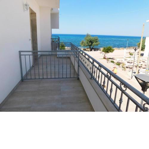 Bilocale con balcone sul mare 107