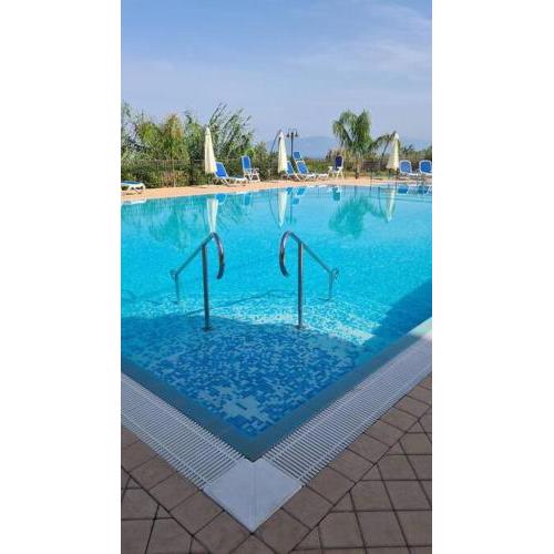 Bilocale con piscina, vista mare