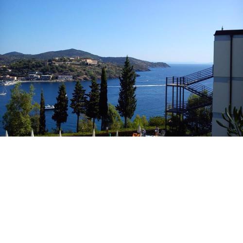 Bilocale con piscine a Capoliveri (LI)