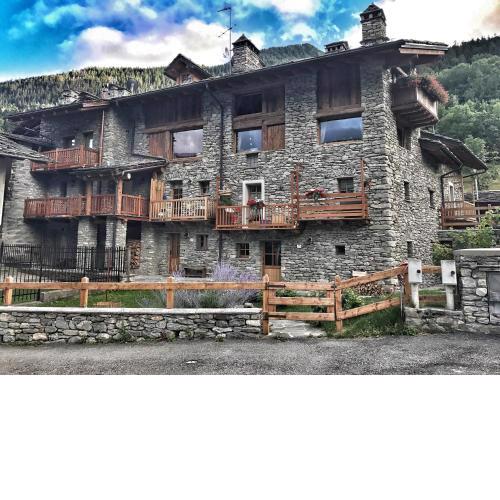 Bilocale pietra e legno immerso nella natura