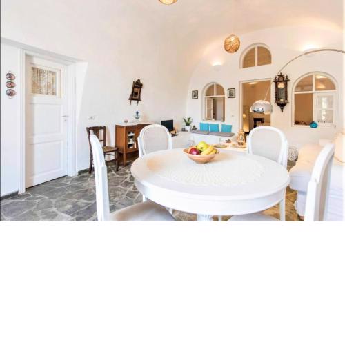 Bioclimatic Cave House Santorini
