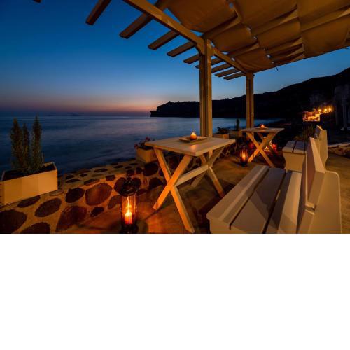 BLACK BAY CAVES SUITES