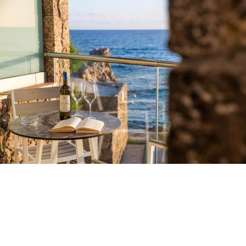 Black Rocks Family, Luxury Seafront maisonette