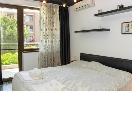 Black & White - 2-Bedroom Flat 5min from the Beach