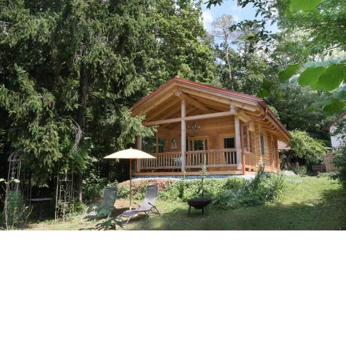 Blockhaus Chalet mit eigenem Badefass und Infrarotsauna auf der Terrasse