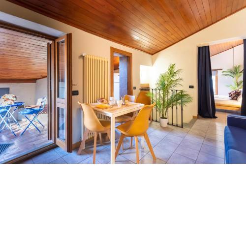 Blue Attic - Historical Como City Center by Rent All Como