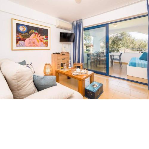 Blue & White Velvet 20m from the beach