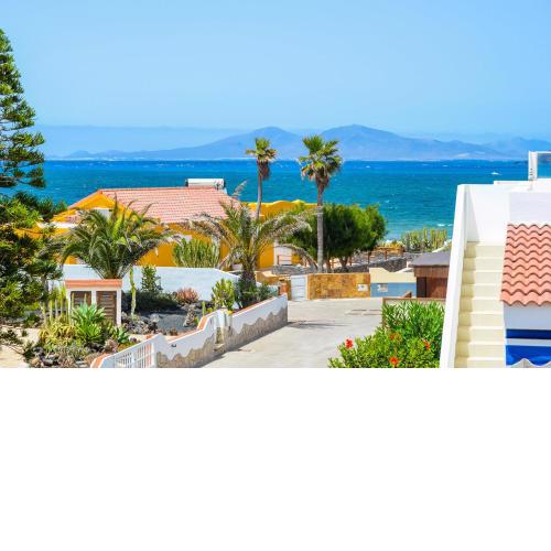 Bohemian Seafront Bungalow Paradise with BBQ, Garden, Terrace & Free Wifi by Holidays Home