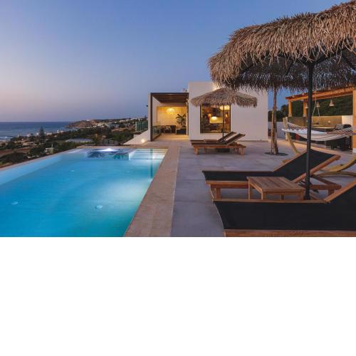 Bohemian Villas with Private Infinity Pool, Jacuzzi & Seaview, 15min from City Center