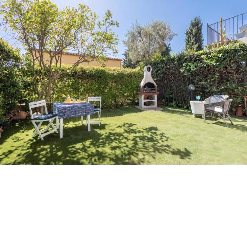 Bonita casa adosada con jardín privado y piscina comunitaria