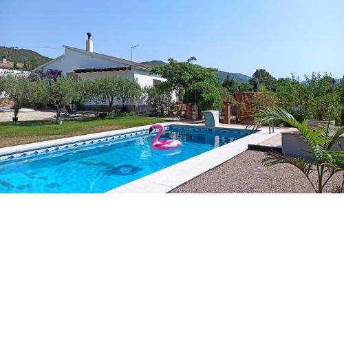 Bonita casa con barbacoa piscina y gran jardín