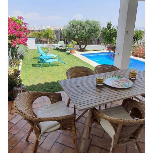 bonita casa con jardín y piscina privada
