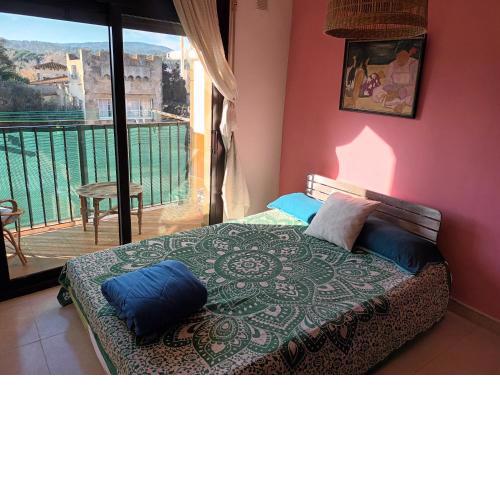 Bonita habitación con balcón.