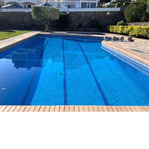 Bonito apartamento con vistas al mar y piscina